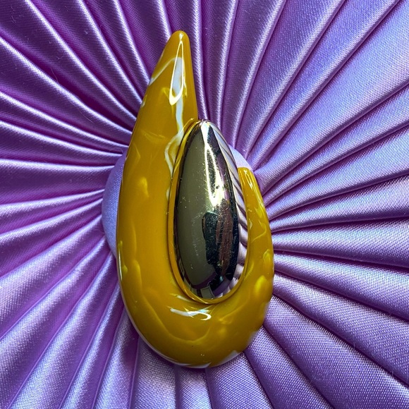 Vintage plastic brooch - Picture 2 of 5